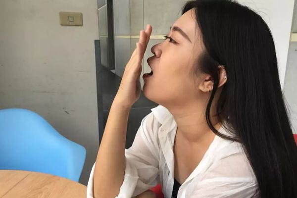 报酬甚么会打哈欠,老打哈欠怎样回事,打哈欠的缘由