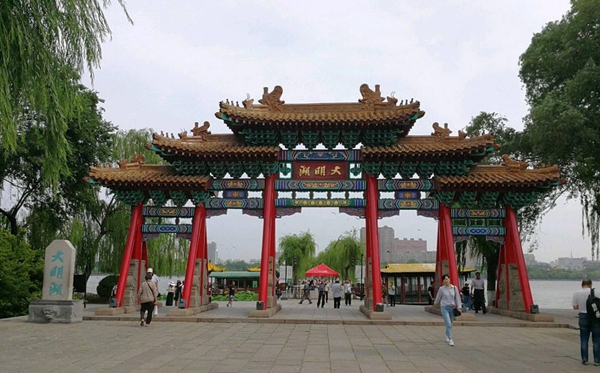 大明湖的明为甚么多一横,大明湖的眀多一横的缘由