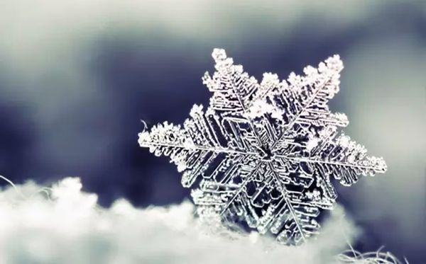 雪花为甚么是六个角的,六边形的雪花是若何构成的