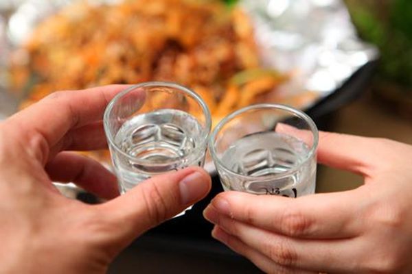 饮酒为甚么要举杯,饮酒碰一下杯子是如何回事