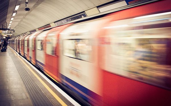 同是地铁为甚么有的叫subway，有的却叫metro？