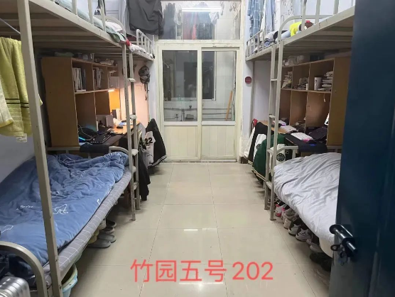 河南城建学院宿舍前提怎样样,有空协调自力洗手间吗？（附宿舍图片）