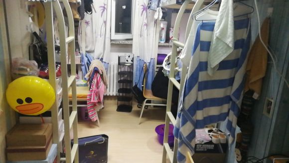 大连大学宿舍前提怎样样,有空协调自力洗手间吗？（附宿舍图片）