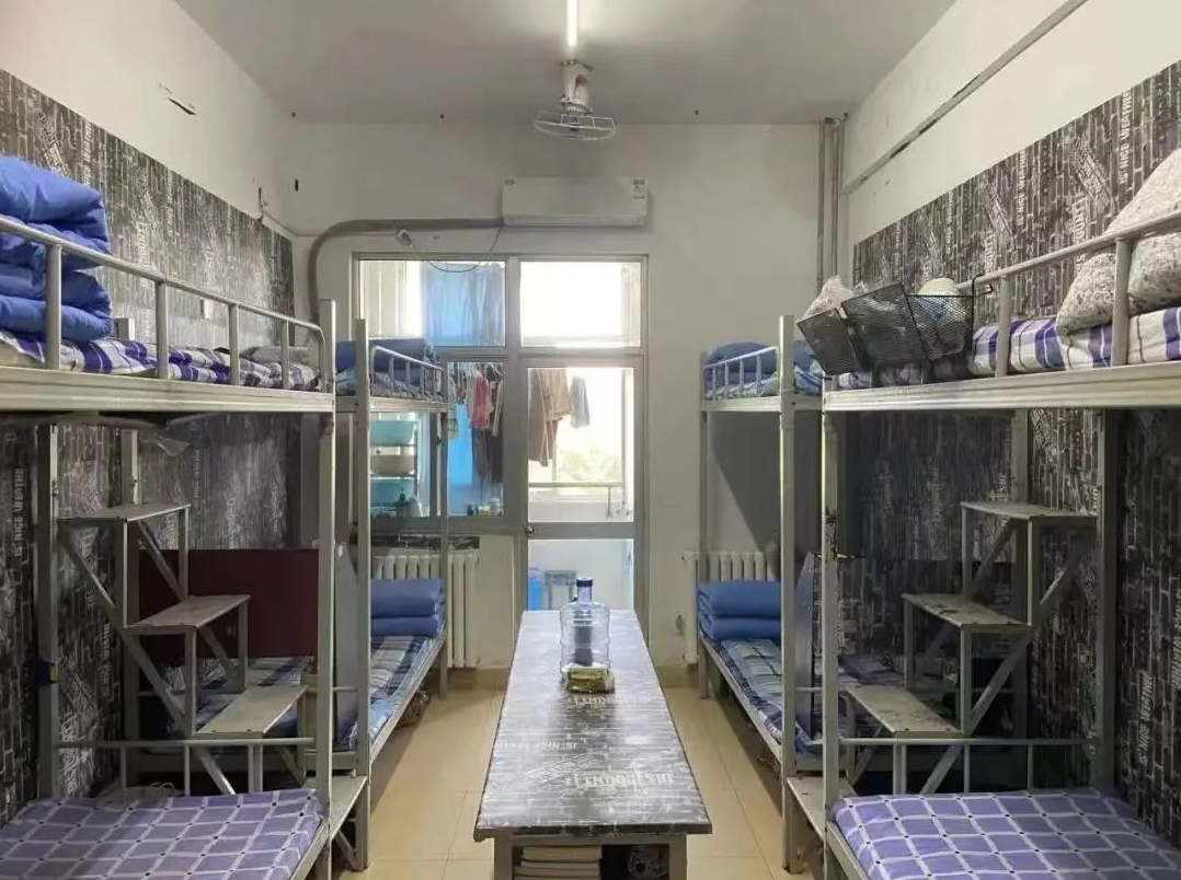 山东英才学院宿舍前提怎样样,有空协调自力洗手间吗？（附宿舍图片）