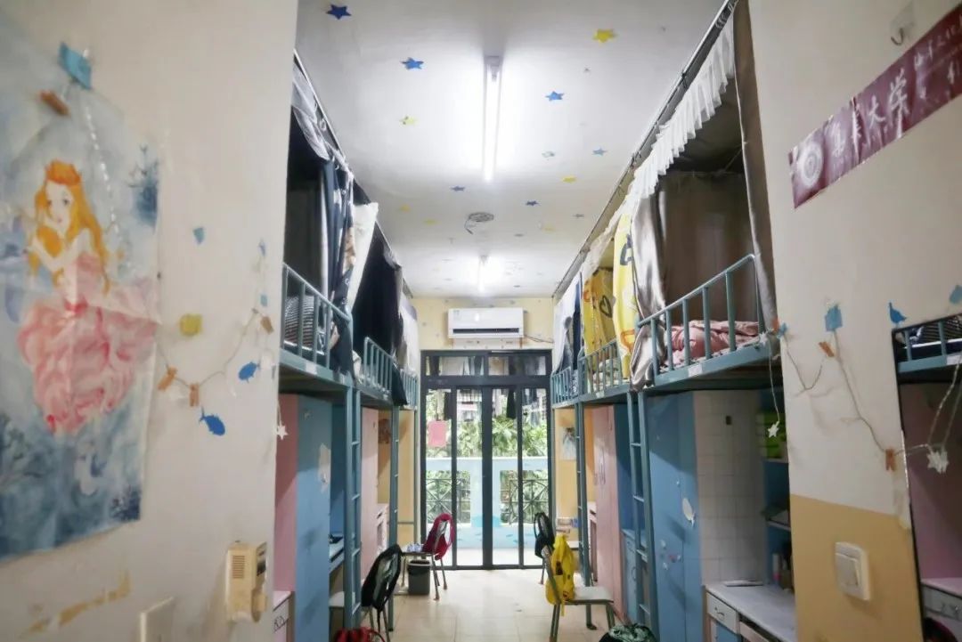 集美大学宿舍前提怎样样,有空协调自力洗手间吗？（附宿舍图片）