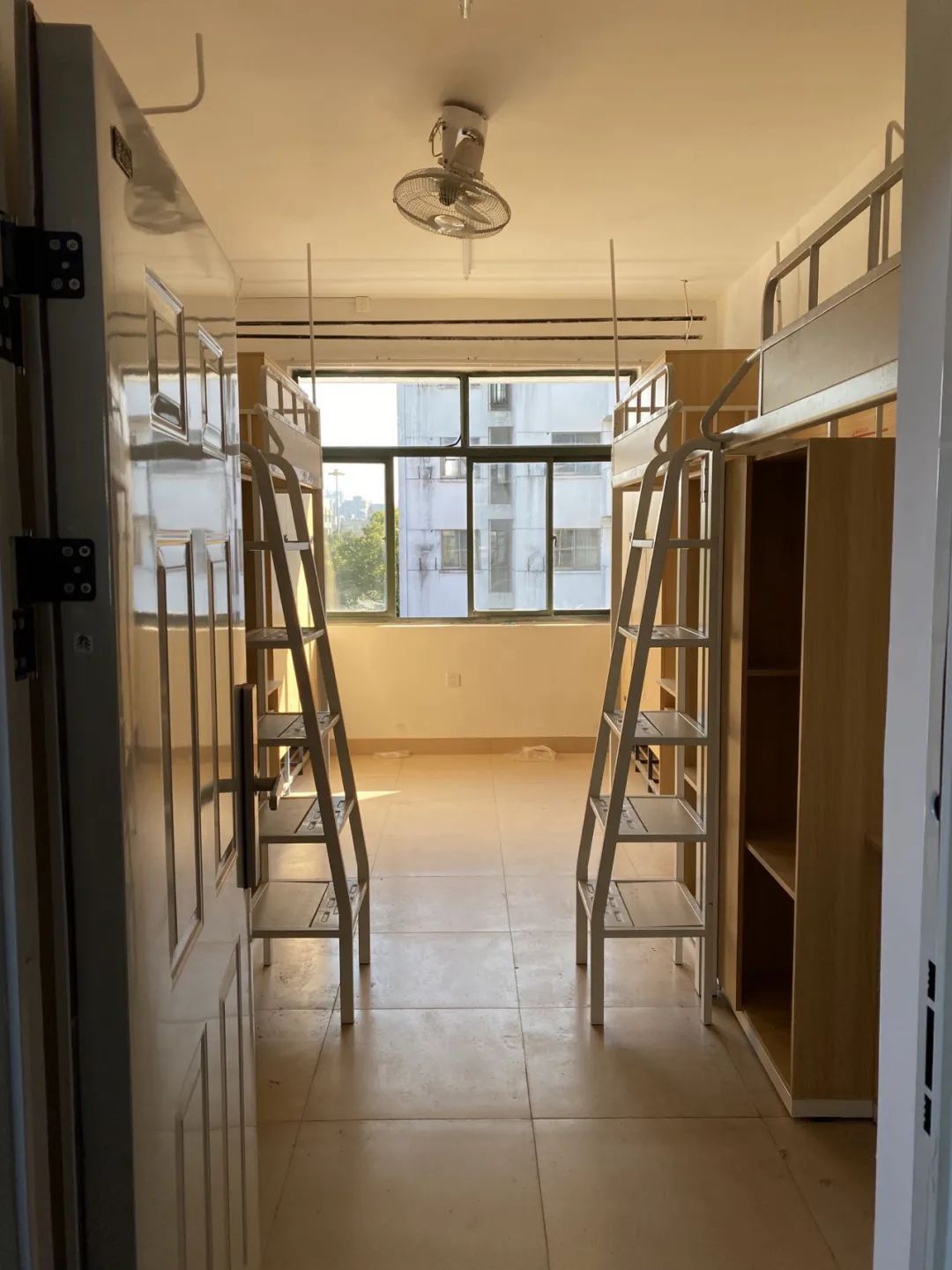 浙江产业大学宿舍前提怎样样,有空协调自力洗手间吗?(附宿舍图片)
