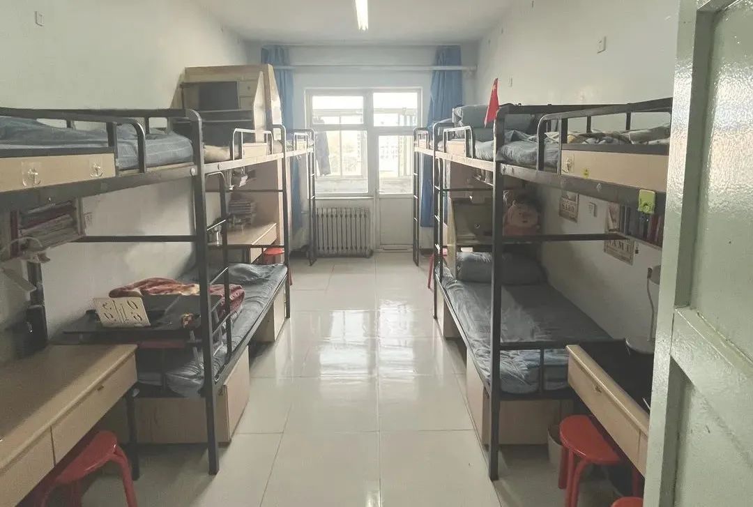 太原产业学院宿舍前提怎样样,有空协调自力洗手间吗？（附宿舍图片）