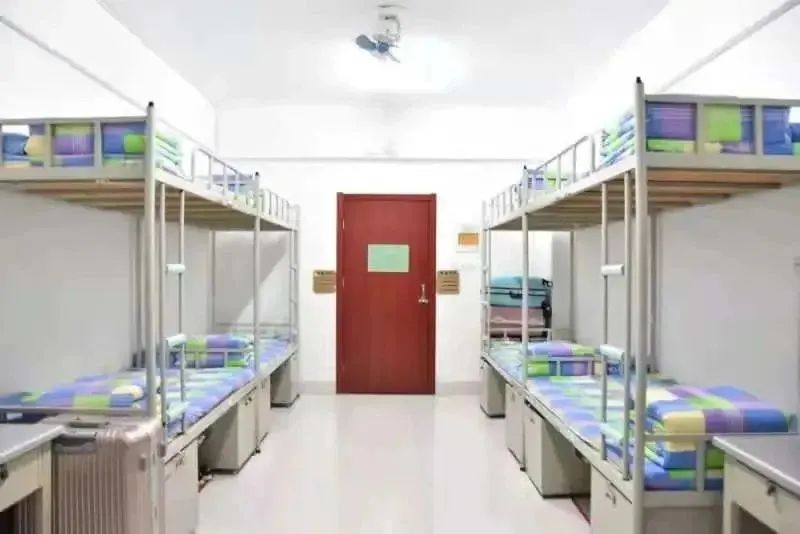 山东青年政治学院宿舍前提怎样样,有空协调自力洗手间吗？（附宿舍图片）