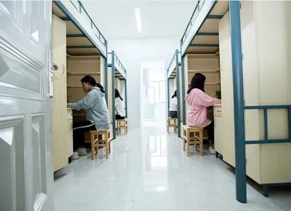 云南经济办理学院宿舍前提怎样样,有空协调自力洗手间吗？（附宿舍图片）