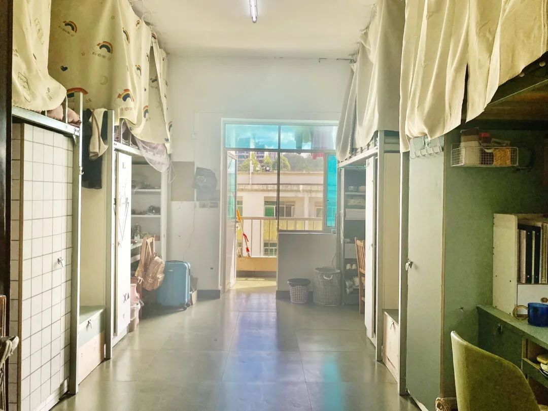 贵州民族大学宿舍前提怎样样,有空协调自力洗手间吗？（附宿舍图片）