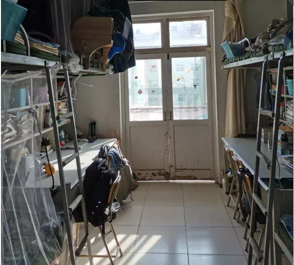 山西财经大学宿舍前提怎样样,有空协调自力洗手间吗？（附宿舍图片）