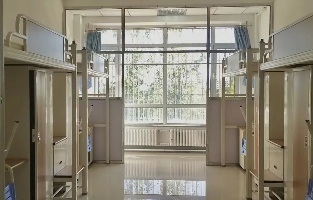 大连民族大学宿舍前提怎样样,有空协调自力洗手间吗?(附宿舍图片)