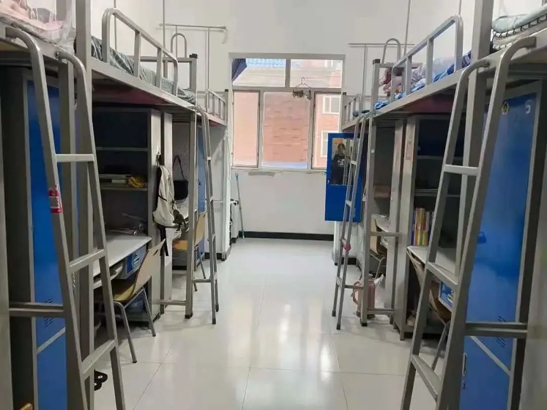河北农业大学宿舍前提怎样样,有空协调自力洗手间吗？（附宿舍图片）