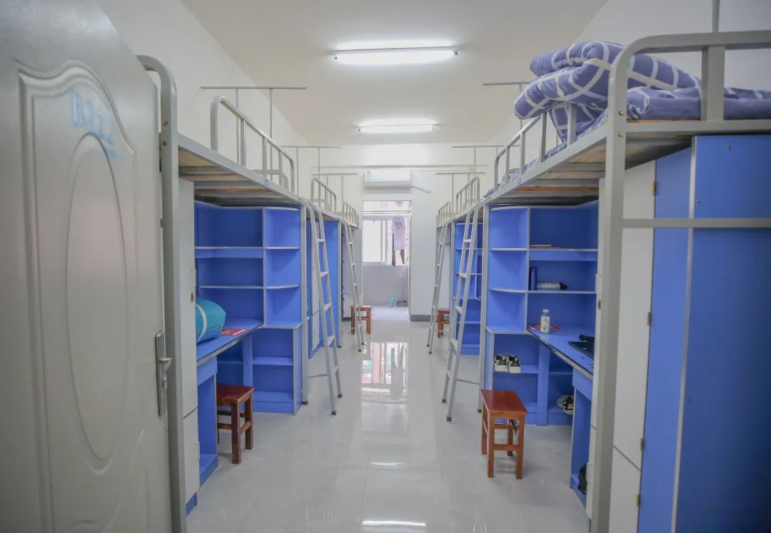 湖北汽车产业学院宿舍前提怎样样,有空协调自力洗手间吗？（附宿舍图片）