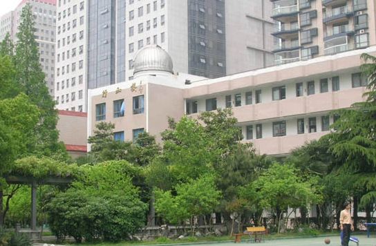 金陵中学是公立仍是私立,是重点中学吗?