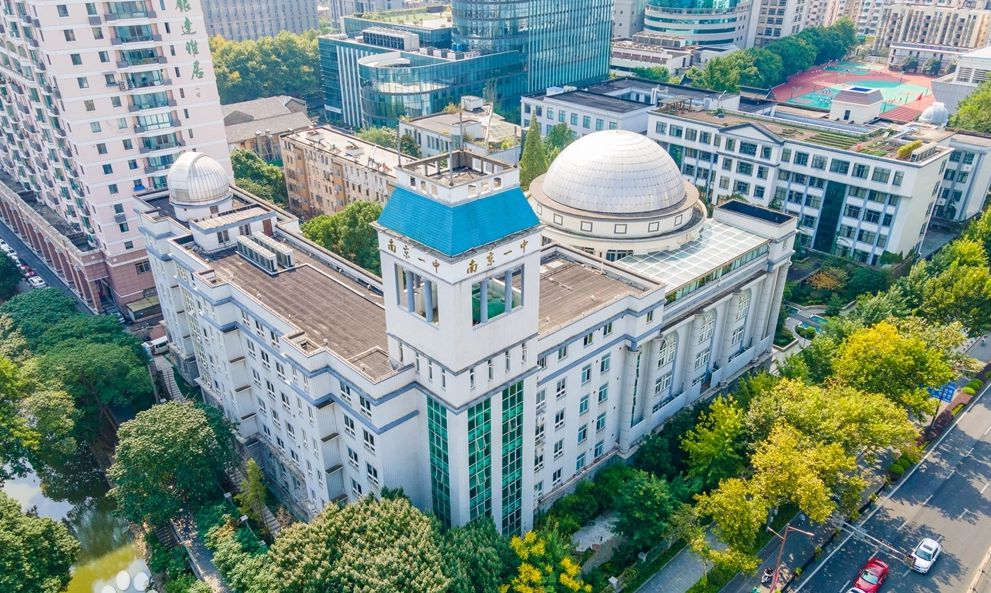 第一中学简介概略(建校汗青、地点、师资、校训、情况)