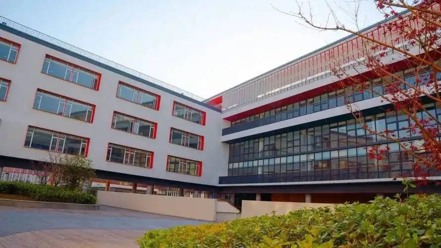 南京雨花本国语黉舍是公立仍是私立,是重点中学吗？