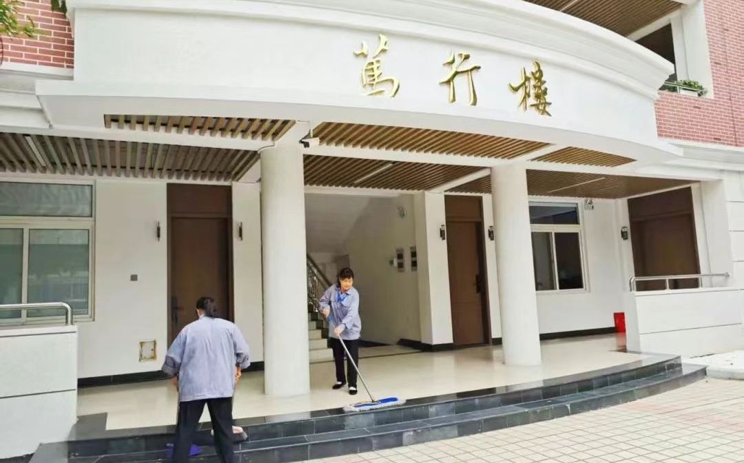 南京市江北新城高等中学是公立仍是私立,是重点中学吗?