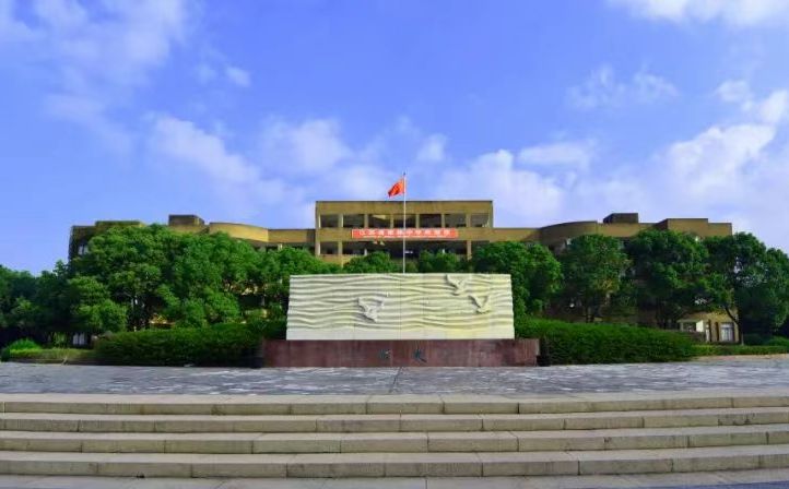 江苏省常熟中学是公立仍是私立,是重点中学吗?