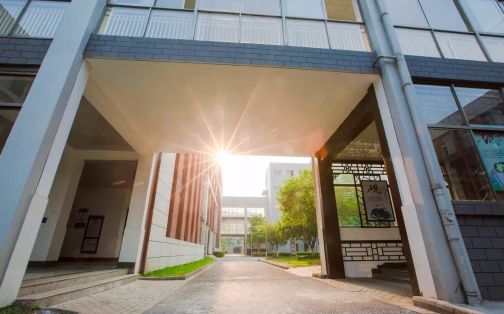 昆山经济手艺开辟区高等中学简介概略（建校汗青、地点、师资、校训、情况）