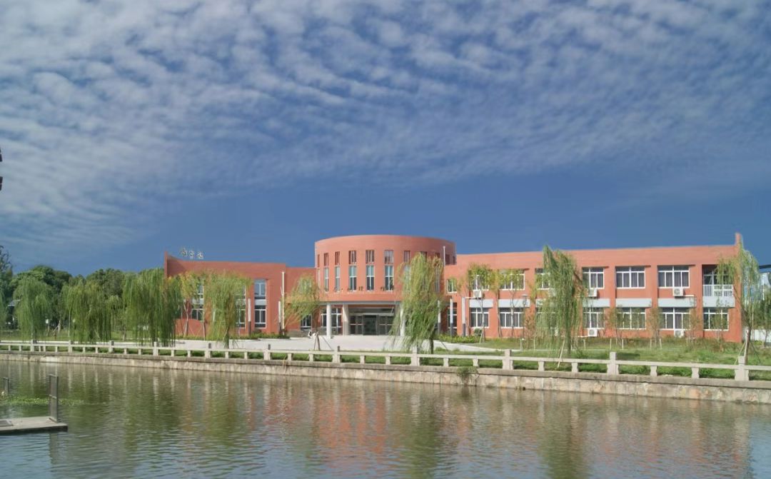 常熟市中学是公立仍是私立,是重点中学吗？