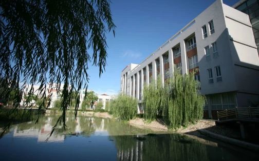 张家港市沙洲中学简介概略(建校汗青、地点、师资、校训、情况)