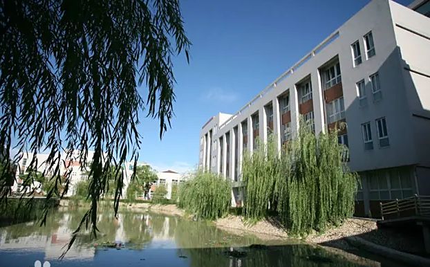张家港市沙洲中学地点在那里_在哪一个区？