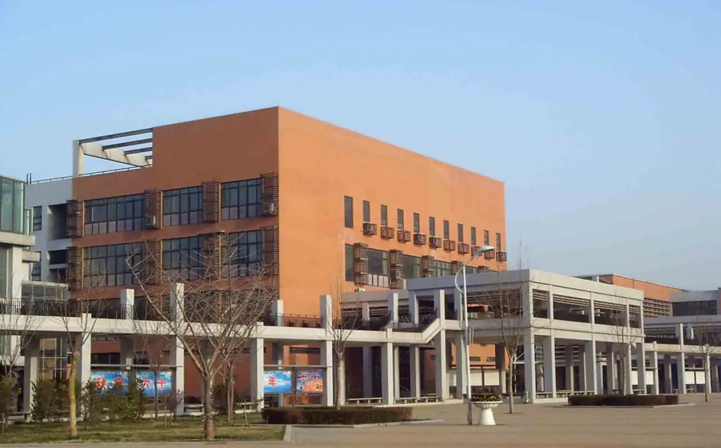 郑州市第一中学在郑州的排名第几,南外属于甚么层次?