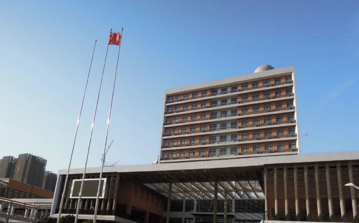 郑州市第一中学是公立仍是私立,是重点中学吗？