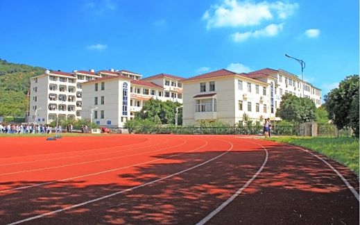 姑苏市东山中学是公立仍是私立,是重点中学吗？