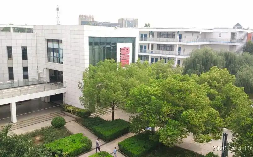 郑州市第四十七中学是公立仍是私立,是重点中学吗？
