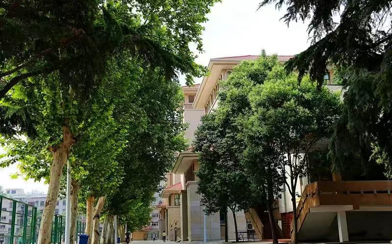 郑州市第二中学是公立仍是私立,是重点中学吗？
