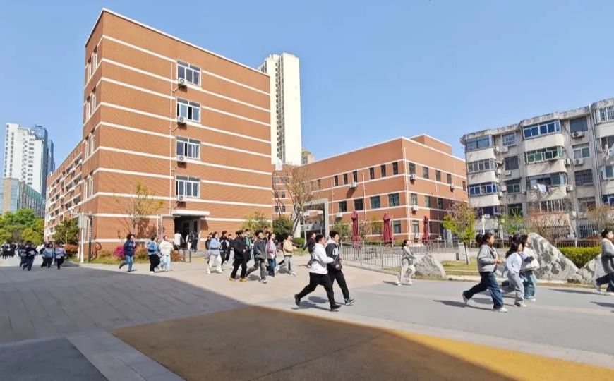 合肥市第五中学是公立仍是私立,是重点中学吗？