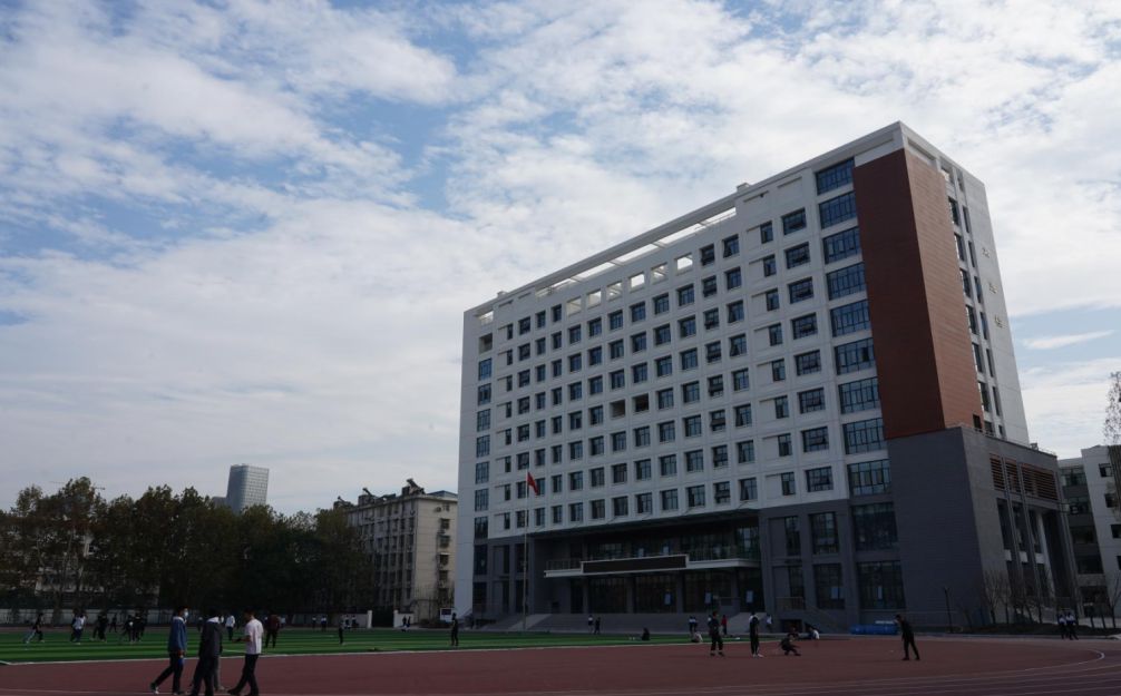 合肥市第三中学是公立仍是私立,是重点中学吗？