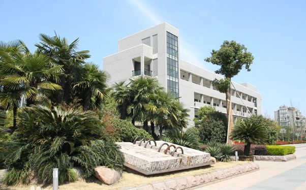 杭州第四中学是公立仍是私立,是重点中学吗？