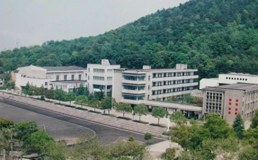 浙江大学从属中学简介概略(建校汗青、地点、师资、校训、情况)