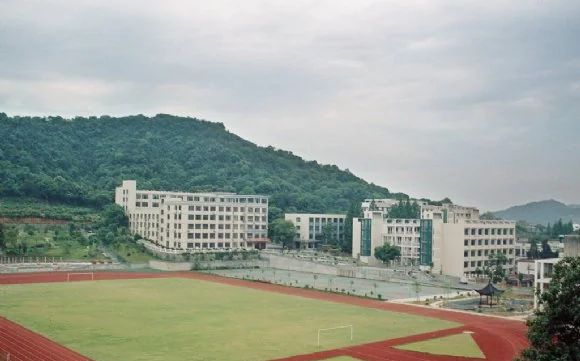 杭州市西湖高等中黉舍区在哪_在哪一个区？