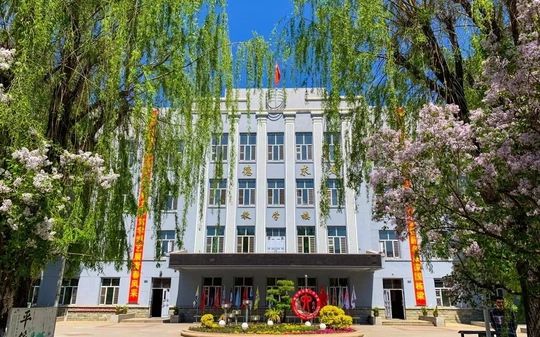 哈尔滨市第六中黉舍是公立仍是私立,是重点中学吗？