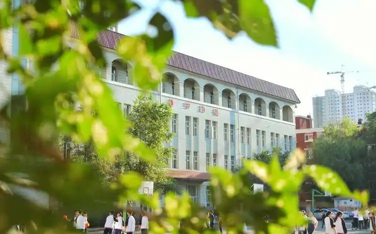 哈尔滨市第四中黉舍是公立仍是私立,是重点中学吗？
