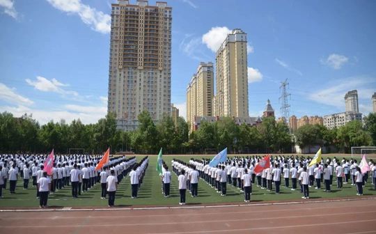 哈尔滨市田家炳高等尝试中学是公立仍是私立,是重点中学吗？