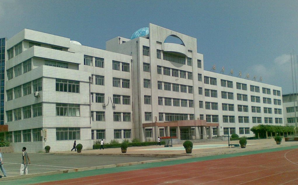 辽宁省尝试中学是公立仍是私立,是重点中学吗?