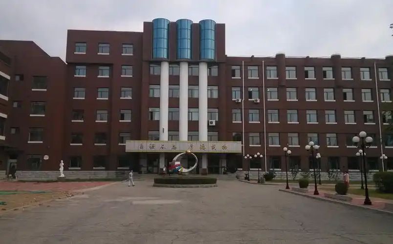 沈阳市辽中区第一高等中学是公立仍是私立,是重点中学吗？