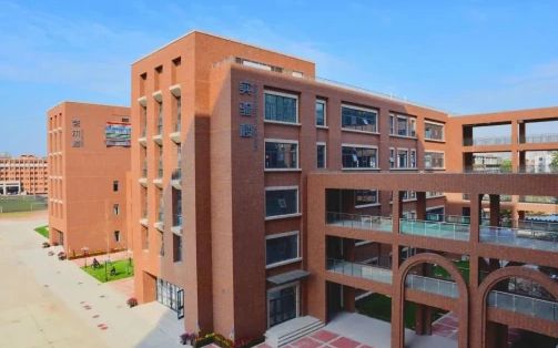 石家庄市第二中学是公立仍是私立,是重点中学吗?