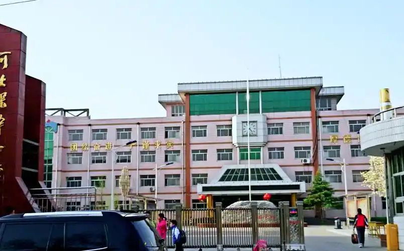 河北省深泽县中学是公立仍是私立,是重点中学吗？