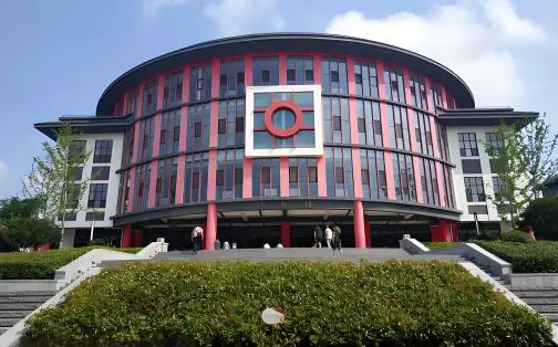 青岛市尝试高等中学简介概略(建校汗青、地点、师资、校训、情况)