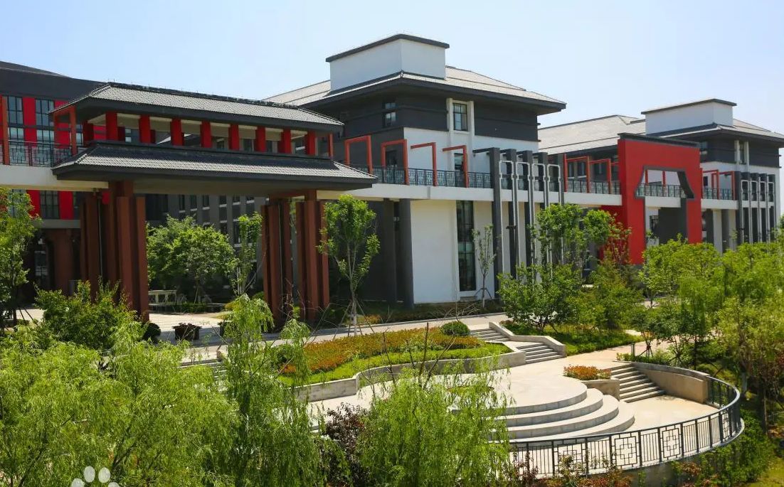 青岛市尝试高等中学在青岛的排名第几,属于甚么层次？