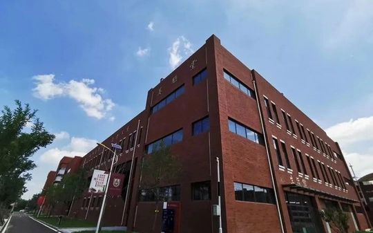 济南大学城尝试高等中黉舍区在哪_在甚么区?