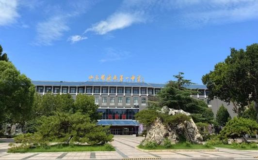 山东省济南第一中黉舍区在哪_在甚么区？