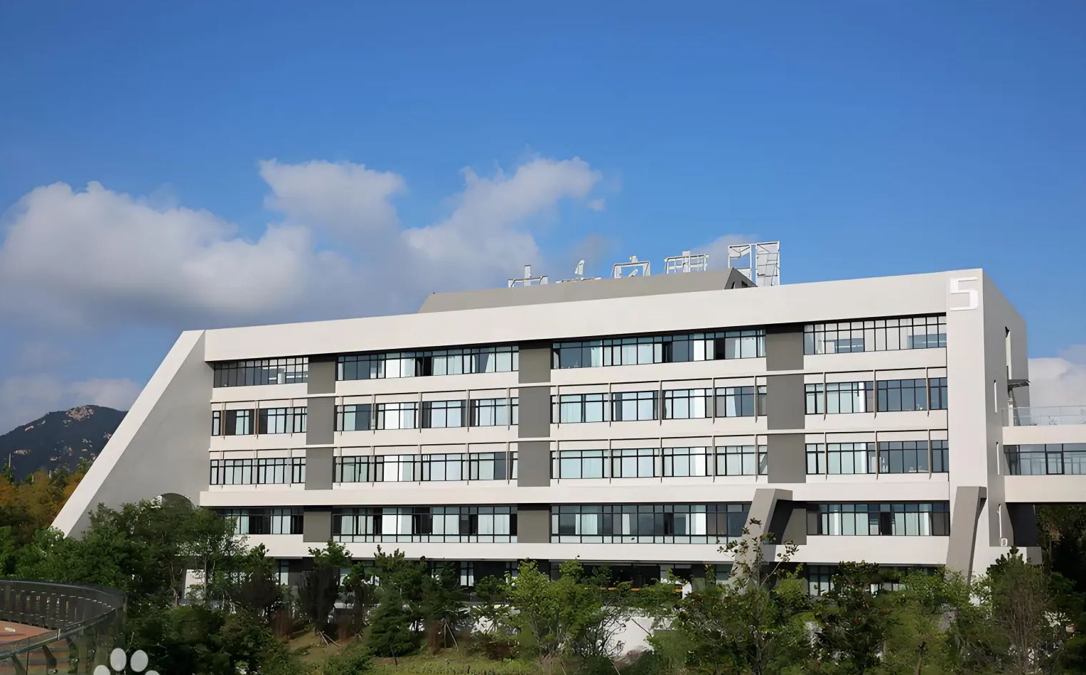 山东省青岛第六中学是公立仍是私立,是重点中学吗?