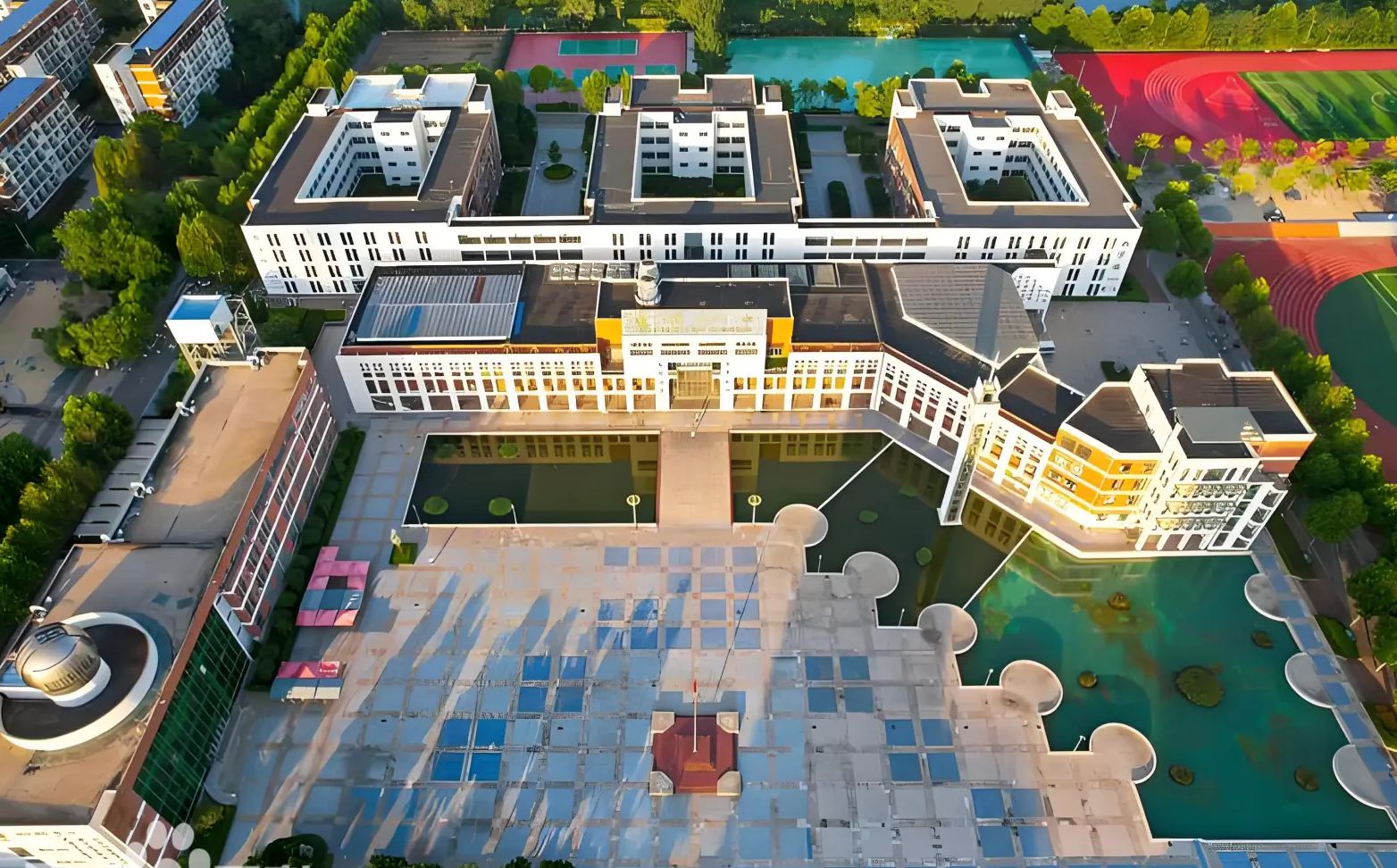 胶南第一高档中学是公立仍是私立,是重点中学吗？